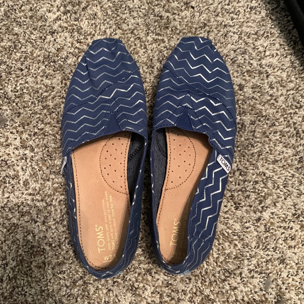 Toms like new 7.5